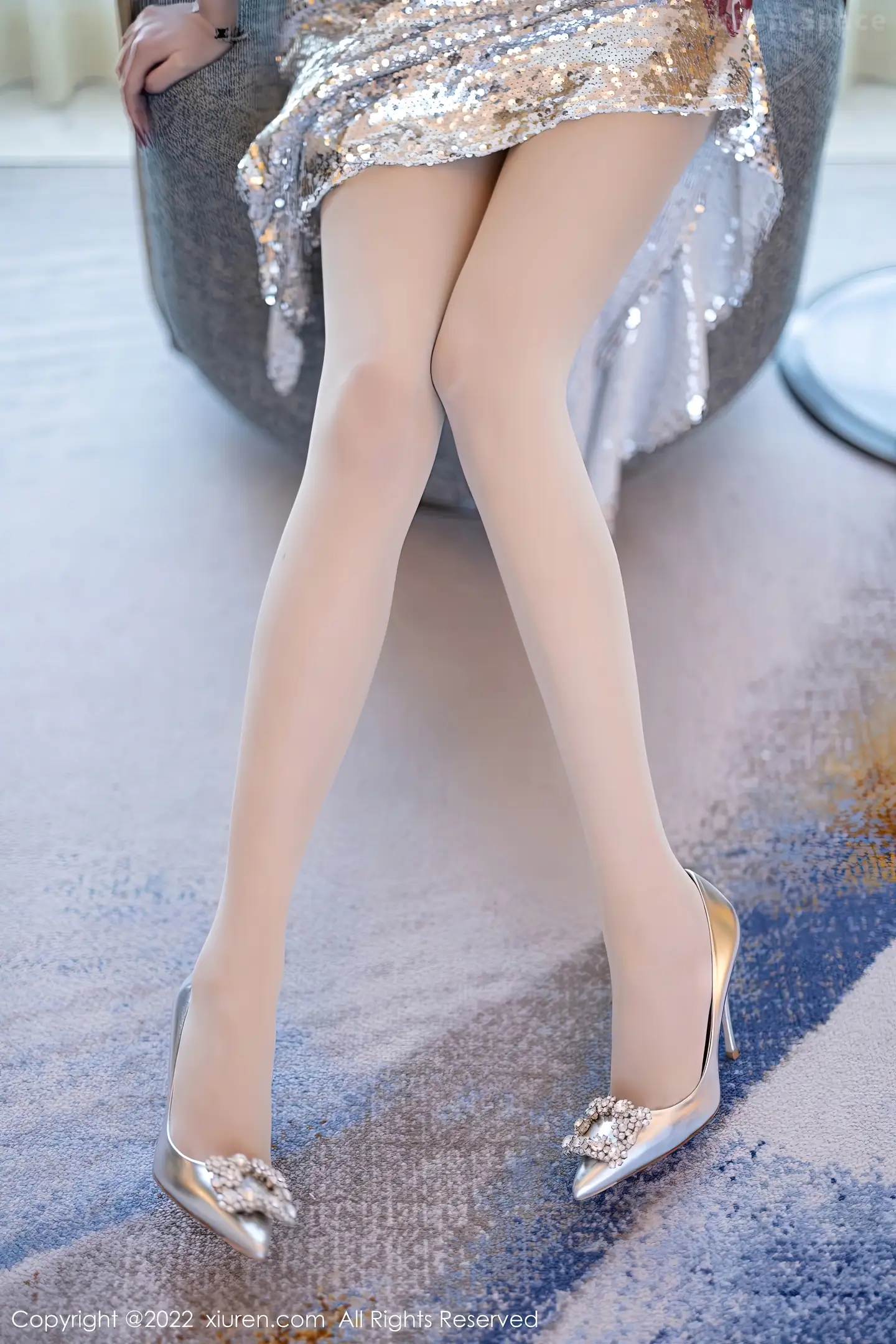 图片[4]-[XiuRen秀人网] VOL.5860 女神杨晨晨Yome性感银色吊带短裙露黑色蕾丝内衣惹火诱惑写真81P-秀人网官方网站